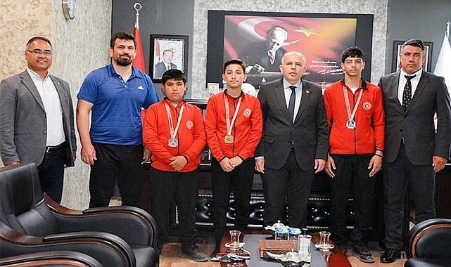 SARAYKÖYLÜ ŞAMPİYON GÜREŞÇİLERDEN İLMAN’A ZİYARET