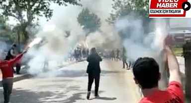 sis bombası taraftarın elinde patladı