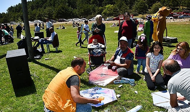 Uçurtma Festivalinde Yayla Gölü renklendi