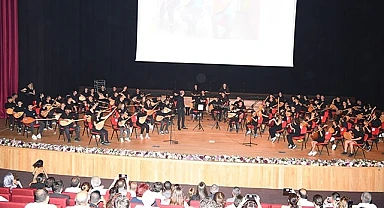 120 Öğrenciden Oluşan Dev Orkestra Dinleyenleri Büyüledi