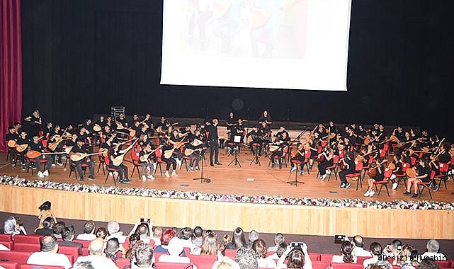 120 Öğrenciden Oluşan Dev Orkestra Dinleyenleri Büyüledi