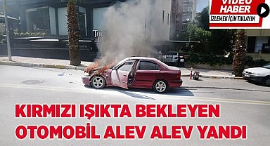 Kırmızı ışıkta bekleyen otomobil alev alev yandı