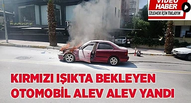 Kırmızı ışıkta bekleyen otomobil alev alev yandı