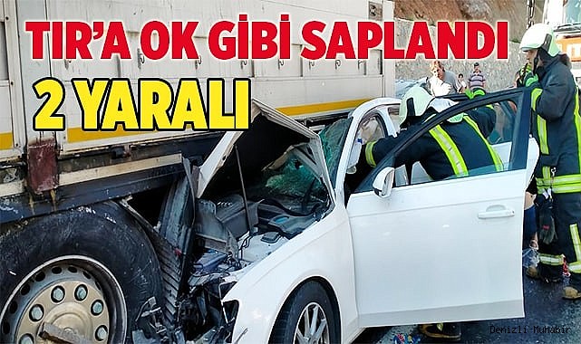 Tıra ok gibi saplanan otomobildeki 2 kişi yaralandı