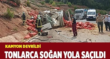 Tonlarca soğan devrilen kamyondan yola saçıldı
