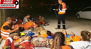 Toprak üzerinde dinlenip söndürme çalışmalarına katılıyorlar