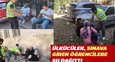 ÜLKÜCÜLER, SINAVA GİREN ÖĞRENCİLERE SU DAĞITTI