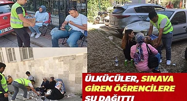 ÜLKÜCÜLER, SINAVA GİREN ÖĞRENCİLERE SU DAĞITTI