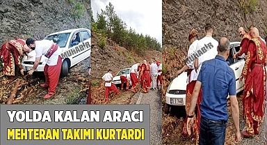 Yolda kalan aracı mehteran takımı kurtardı