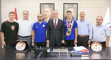 BAŞKAN ÖRKİ, ŞAMPİYON GÜREŞÇİYİ AĞIRLADI