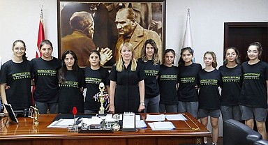 KIZ BASKETBOL TAKIMINDAN BAŞKAN DOĞAN’A ZİYARET
