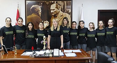 KIZ BASKETBOL TAKIMINDAN BAŞKAN DOĞAN’A ZİYARET