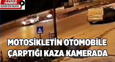 Motosikletin otomobile süratle çarptığı kaza kamerada