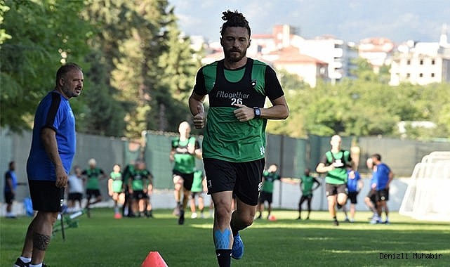 Yeni sezon hazırlıklarını sürdüren Denizlispor taktik çalıştı
