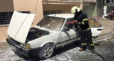 Alev alan otomobilde maddi hasar oluştu