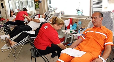 Denizli’de sağlık çalışanları ve vatandaşlar kan bağışında bulundu