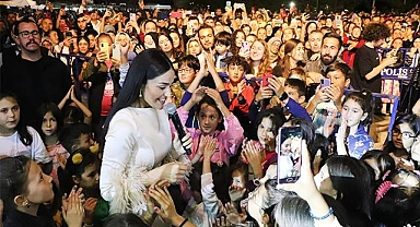 Elif Buse Doğan, Çameli festivalinde Samsak Döveci şarkısını çocuklarla söyledi