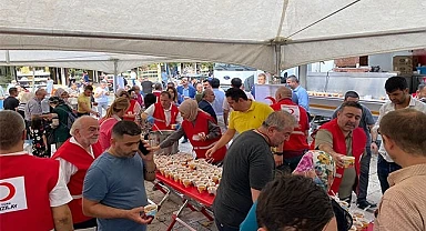 Kızılay, aşure dağıttı
