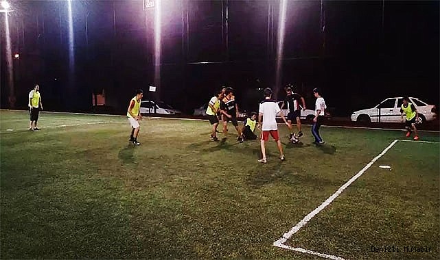PROFESYONEL FUTBOLCULARA TAŞ ÇIKARTTILAR