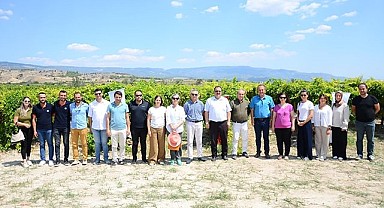 Salkım güvesiyle mücadele tarla gününde anlatıldı