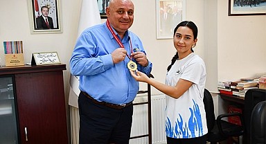 Şampiyonluk madalyasını Başkan Şevik’e hediye etti