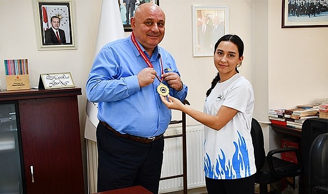 Şampiyonluk madalyasını Başkan Şevik’e hediye etti