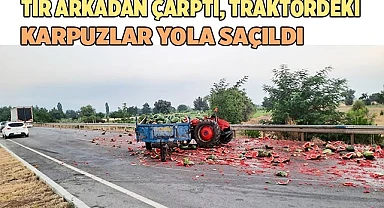 Tır arkadan çarptı, traktördeki karpuzlar yola saçıldı