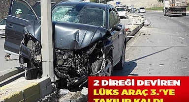 2 direği deviren lüks araç 3.'ye takılıp kaldı