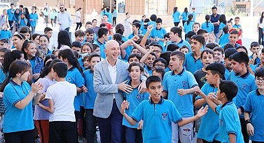 Başkan Özbaş’a öğrencilerden sevgi seli