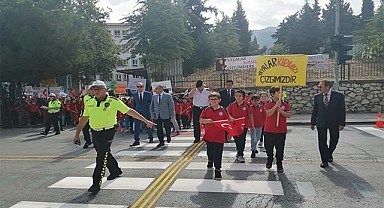 Denizli protokolü ve öğrenciler trafikte yaya önceliğine dikkat çekti