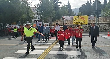 Denizli protokolü ve öğrenciler trafikte yaya önceliğine dikkat çekti