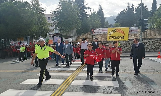 Denizli protokolü ve öğrenciler trafikte yaya önceliğine dikkat çekti