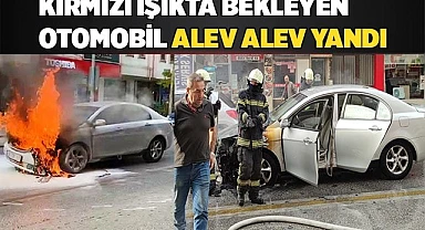 Kırmızı ışıkta bekleyen otomobil alev alev yandı
