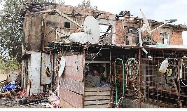 Sabaha karşı çıkan yangında iki ev kullanılamaz hale geldi