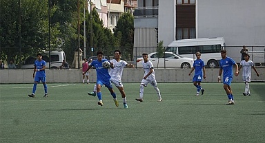 4 kırmızı kartın olduğu karşılaşma 2-2 sona erdi
