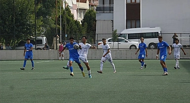 4 kırmızı kartın olduğu karşılaşma 2-2 sona erdi