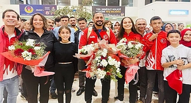 Avrupa şampiyonu genç kızlar çiçeklerle karşılandı
