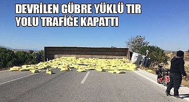Devrilen gübre yüklü tır yolu trafiğe kapattı