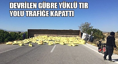 Devrilen gübre yüklü tır yolu trafiğe kapattı