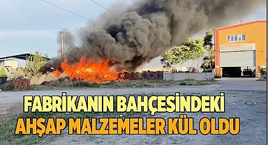 Fabrikanın bahçesinde depolanan ahşap malzemeler kül oldu