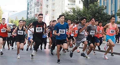 Genç atletler aynı anda koştu