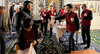 Kızılay asırlık camide kandil ikramında bulundu