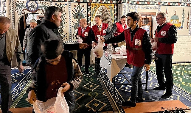 Kızılay asırlık camide kandil ikramında bulundu