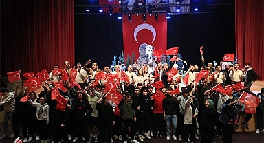 PAMUKKALE BELEDİYESİ "İŞGALDEN CUMHURİYET"E OYUNUNU LİSELİLERLE BULUŞTURDU