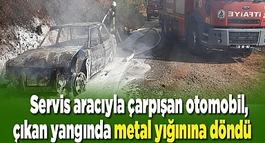 Servis aracıyla çarpışan otomobil, çıkan yangında metal yığınına döndü