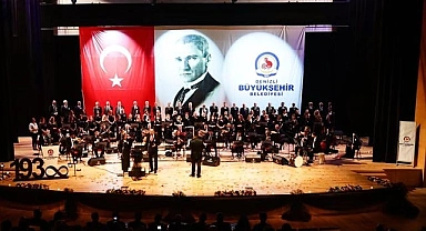 160 kişilik dev koro Ata'sı için sahnede
