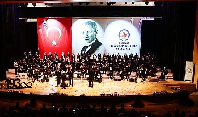 160 kişilik dev koro Ata'sı için sahnede