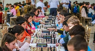 ACIPAYAM'DA ATAYA SAYGI SATRANÇ TURNUVASI DÜZENLENDİ