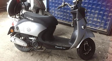 Park ettiği motosikleti evinin önünden çalındı