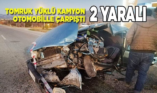 Tomruk yüklü kamyon otomobille çarpıştı; 2 yaralı